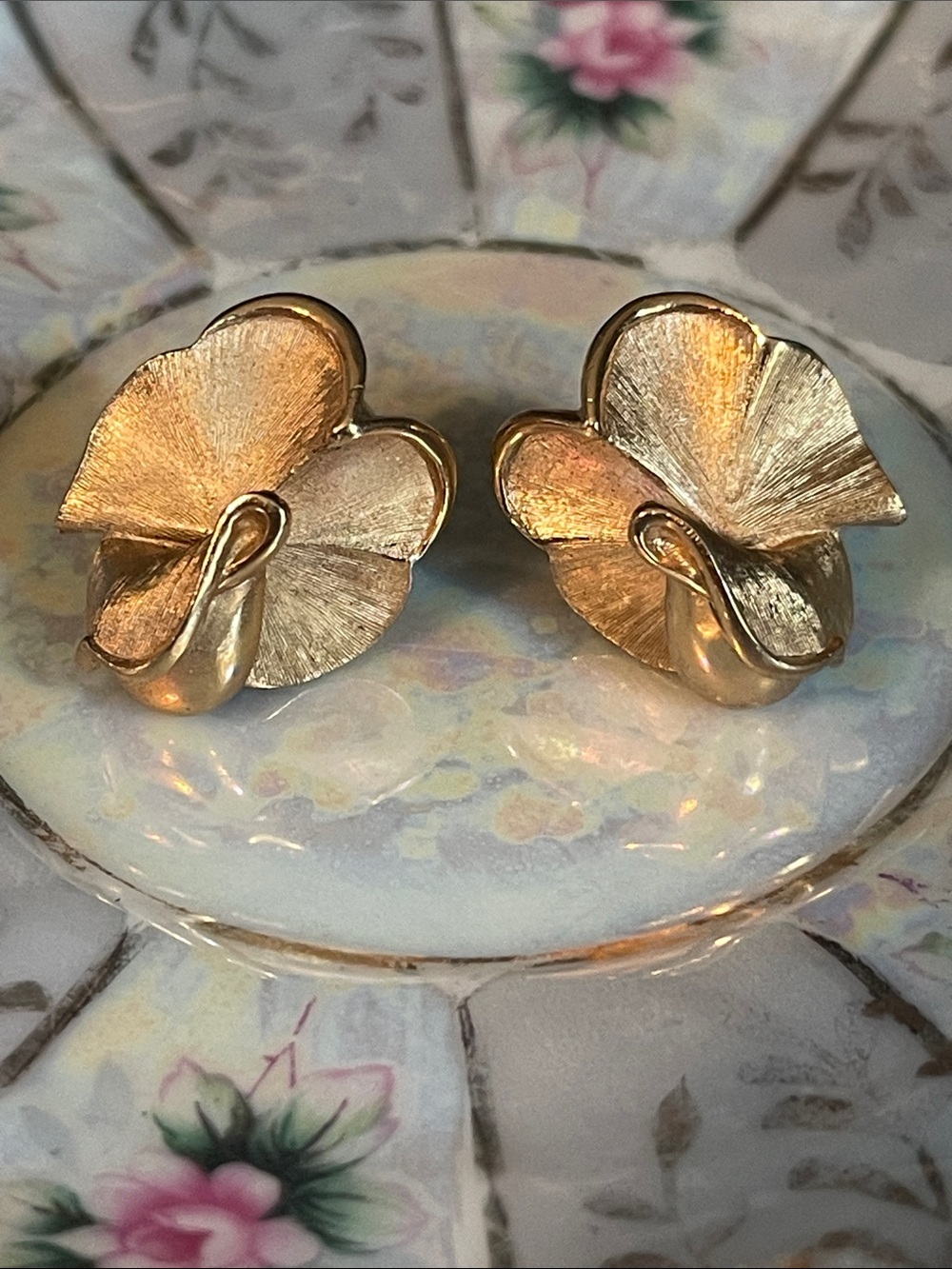 1960’s Crown Trifari Gold Plated Pansy Flower Clip On Earrings